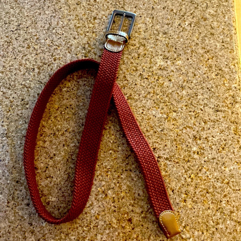 Nice woven burgundy belt.